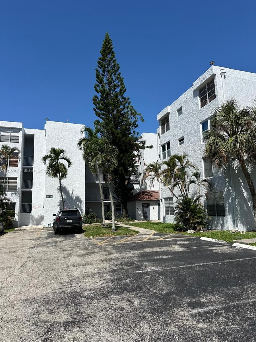 9410 Live Oak Pl # 305, Davie, FL 33324
