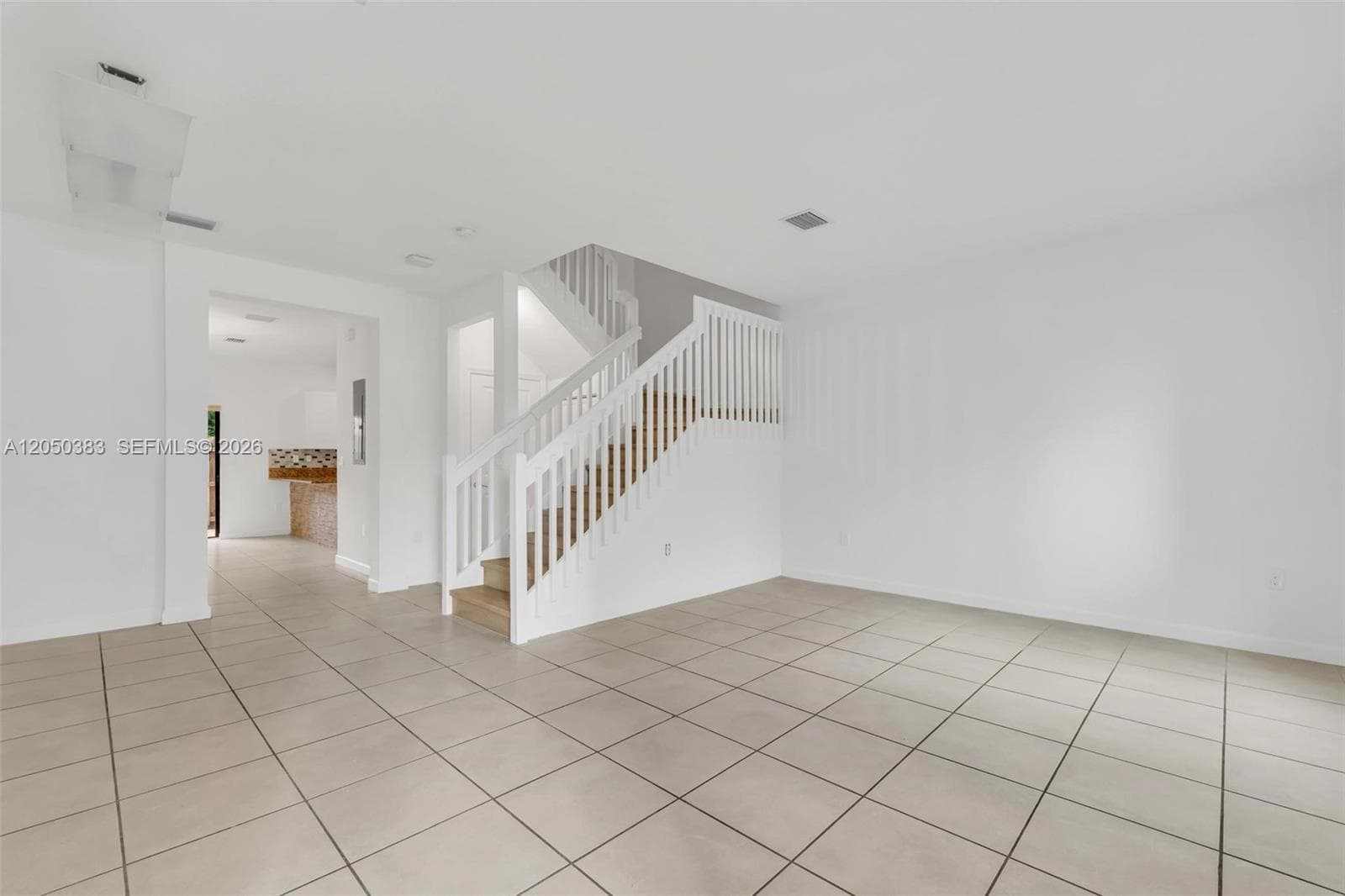 582 NE 207th St, Miami, FL 33179 — zdjęcie 2