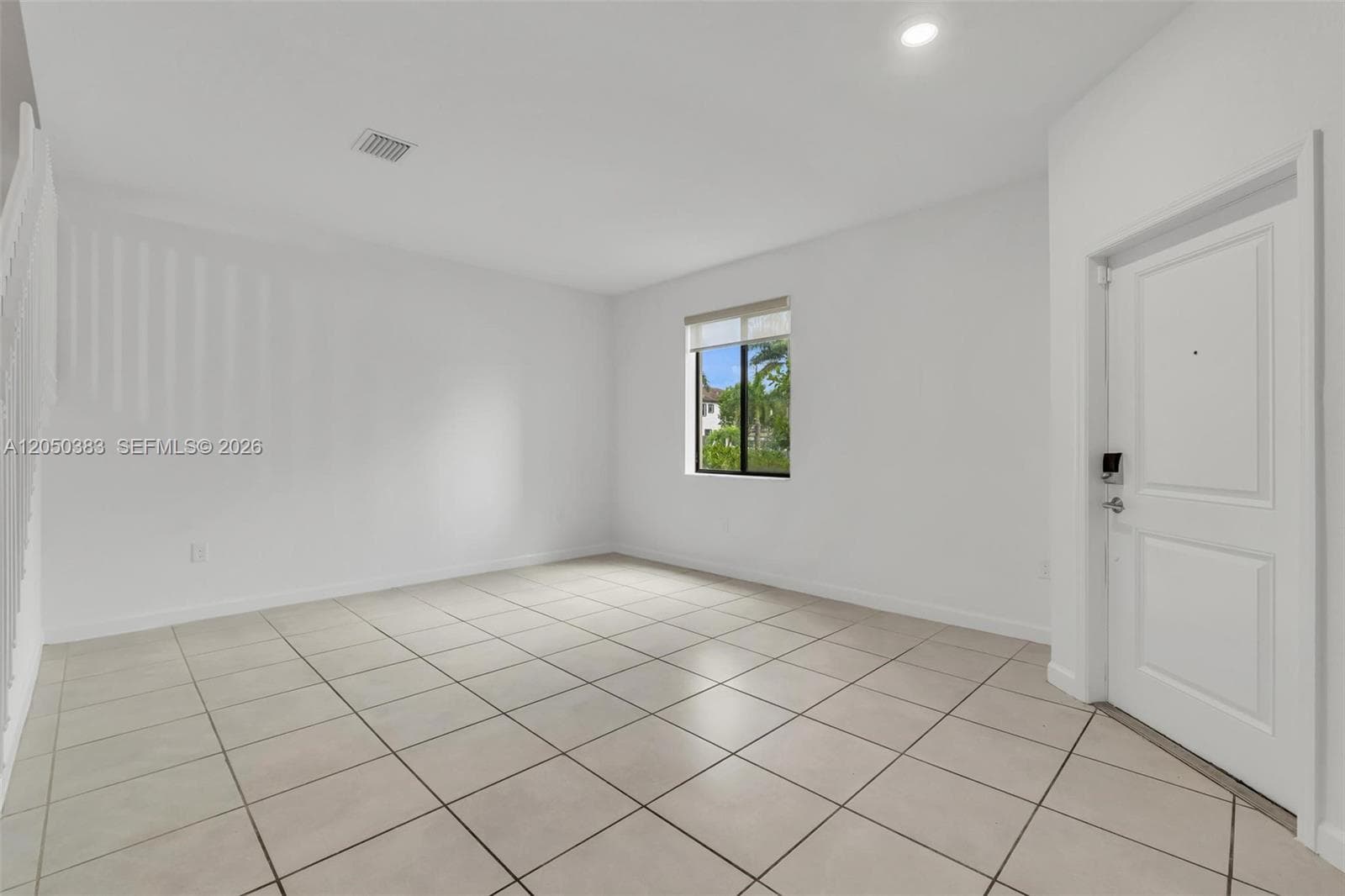 582 NE 207th St, Miami, FL 33179 — zdjęcie 3