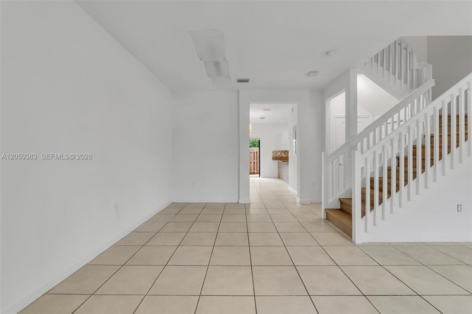 582 NE 207th St, Miami, FL 33179 — zdjęcie 5