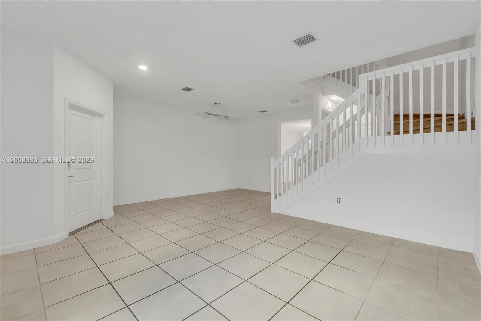 582 NE 207th St, Miami, FL 33179 — zdjęcie 4