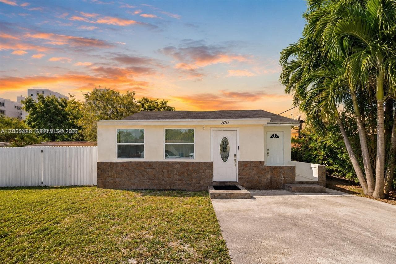 810 NW 21st Ct, Miami, FL 33125