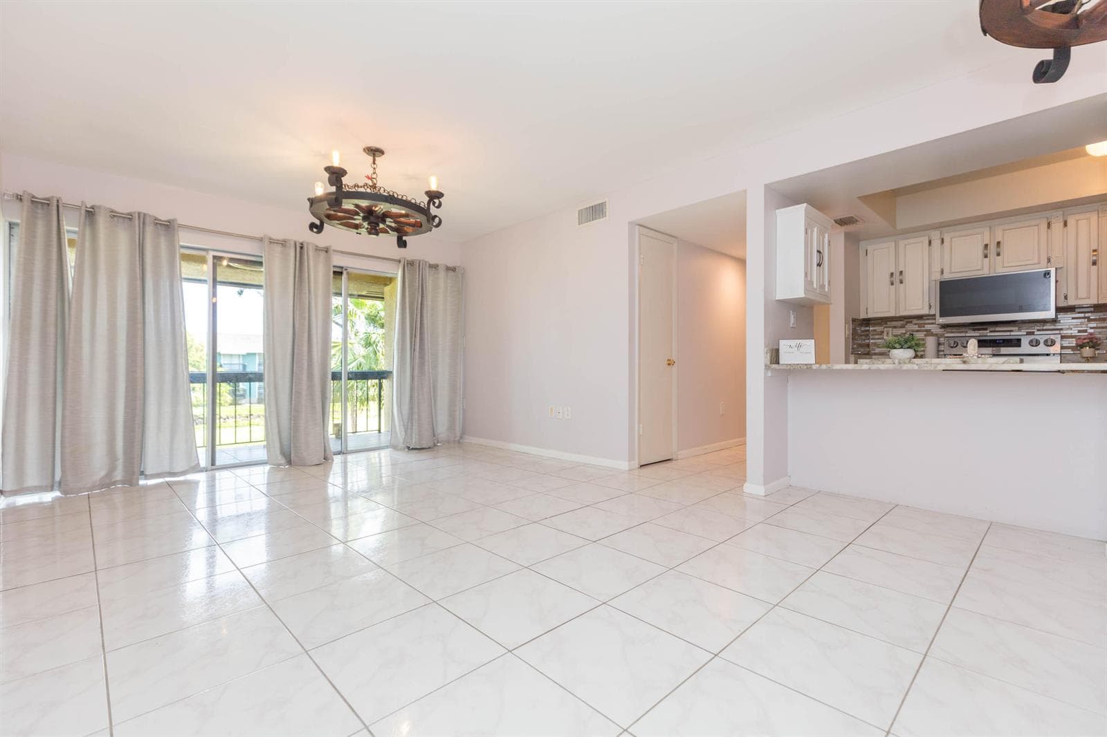895 N Village Drive N # 204, FL 33716 — zdjęcie 2