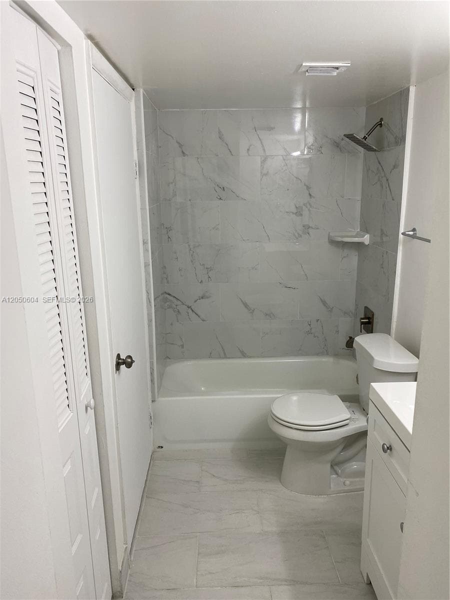 486 NW 165th St Rd # B-307, Miami, FL 33169 — zdjęcie 5