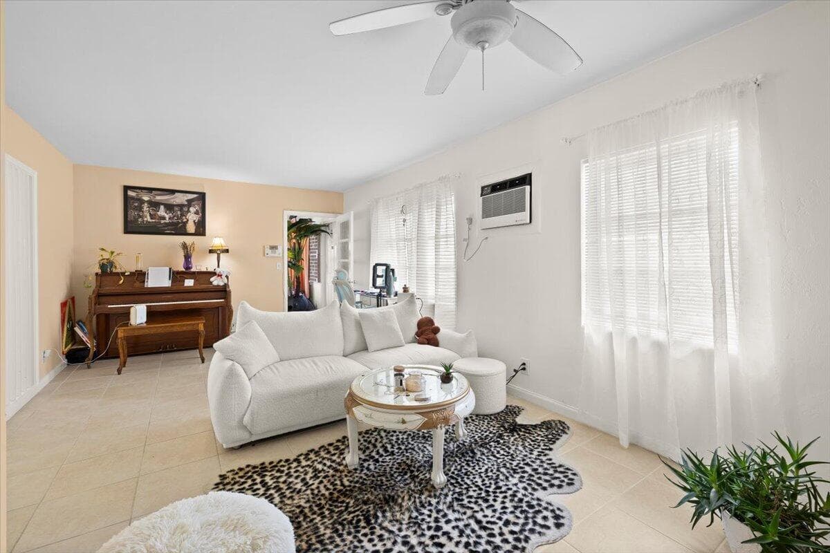 327 S Ocean Breeze # 1, Lake Worth, FL 33460