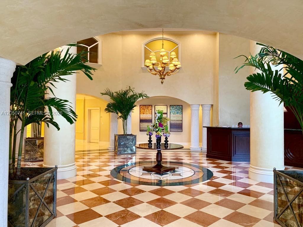 20000 E Country Club Dr # 405, Aventura, FL 33180