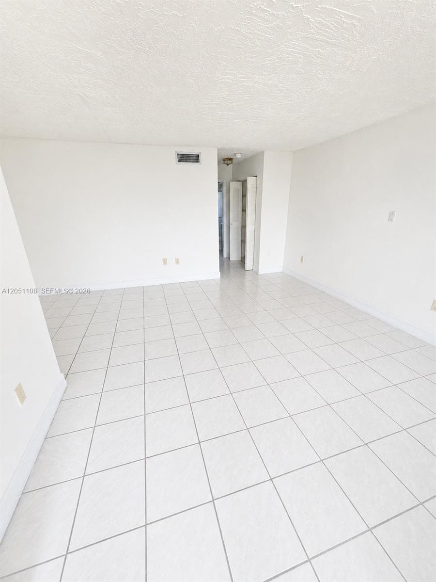 1655 W 44th Pl # 304, Hialeah, FL 33012 — zdjęcie 5