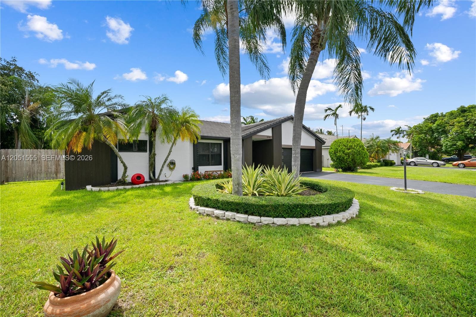 5741 W Waterford Dr, Davie, FL 33331 — zdjęcie 2