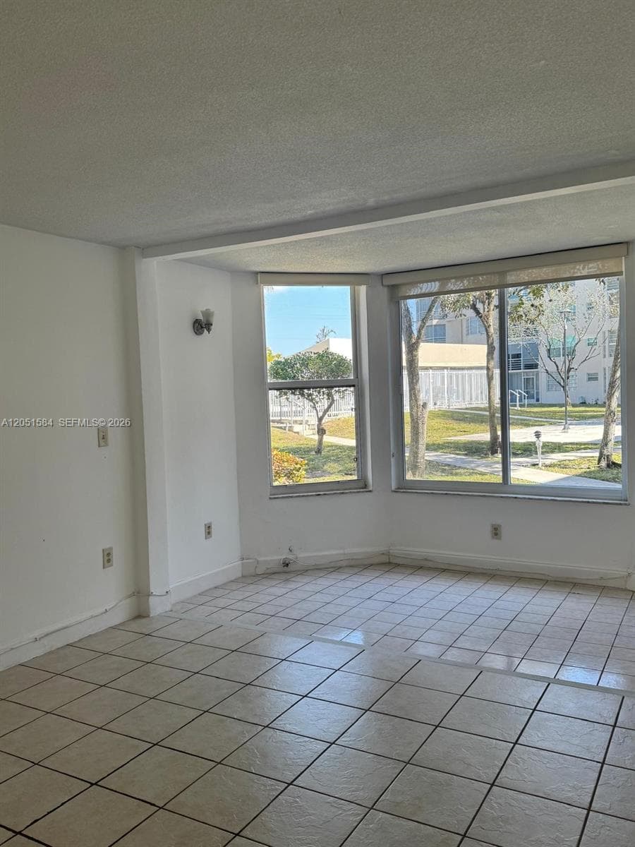 1401 NE 191st St # D108, Miami, FL 33179 — zdjęcie 4