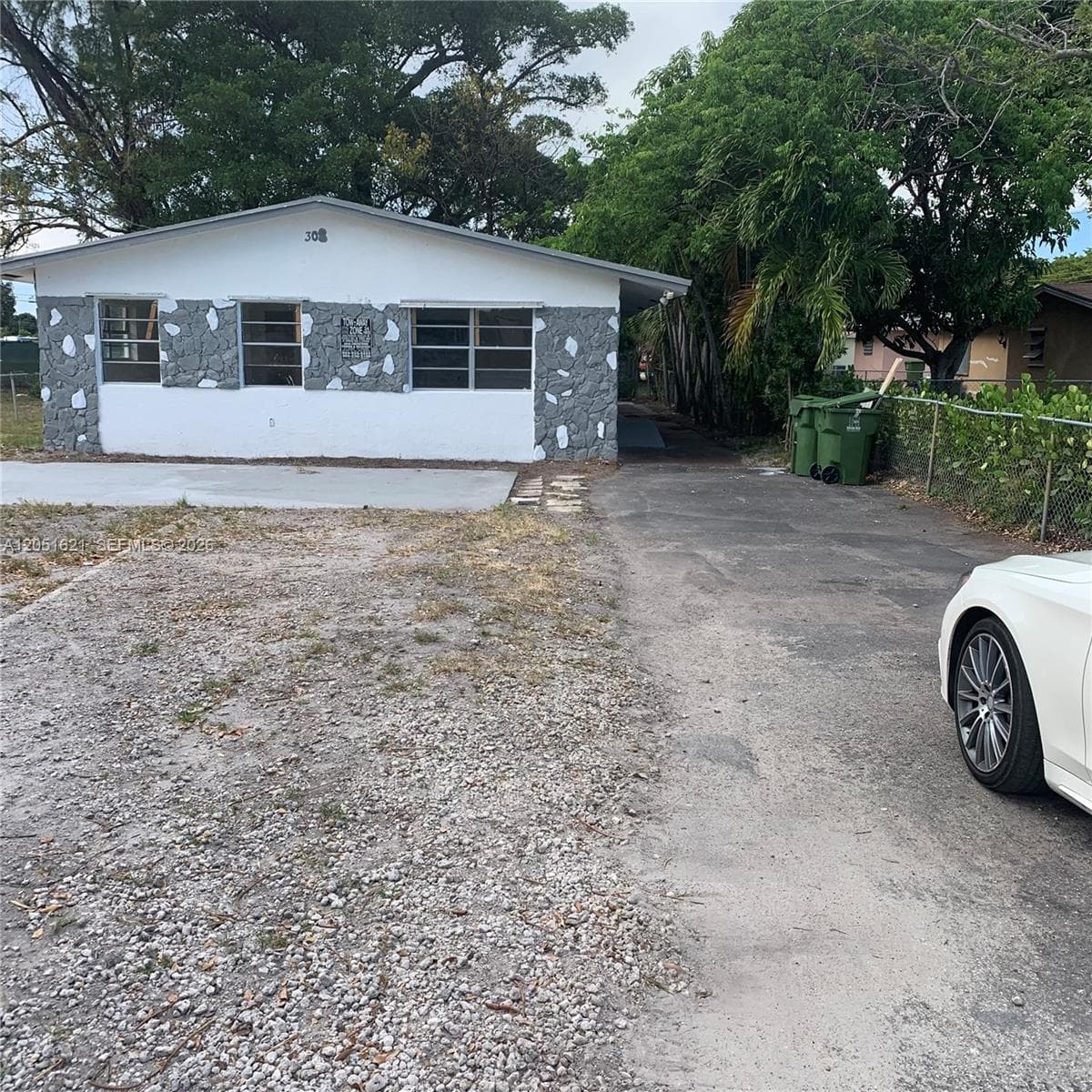 308 NW 9th St, Hallandale Beach, FL 33009