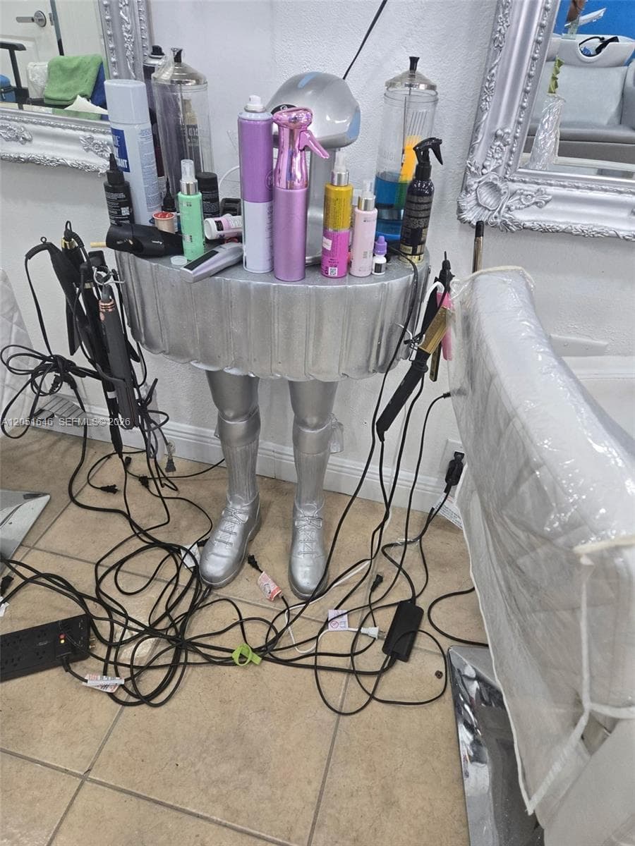 Full service Beauty salon PRIME location close to Sunset PLace, South Miami, FL 33143 — zdjęcie 5