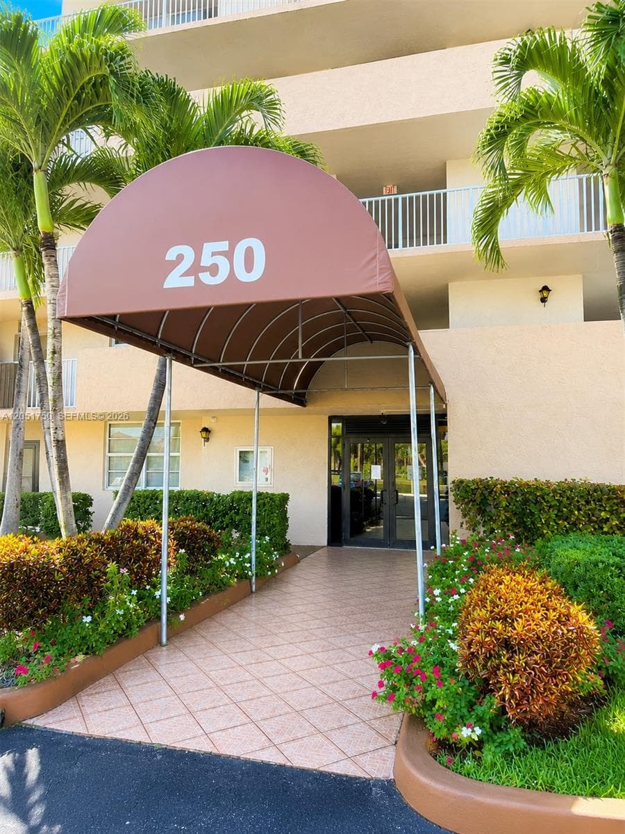 250 Jacaranda Dr # 302, Plantation, FL 33324 — zdjęcie 2