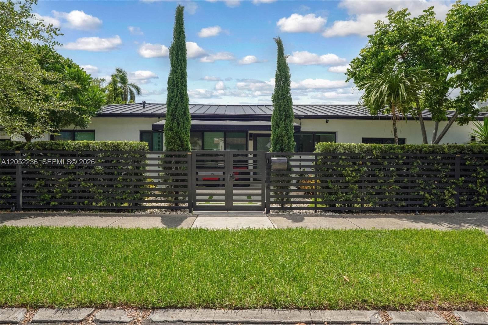 2484 SW 25th St, Miami, FL 33133 — zdjęcie 2