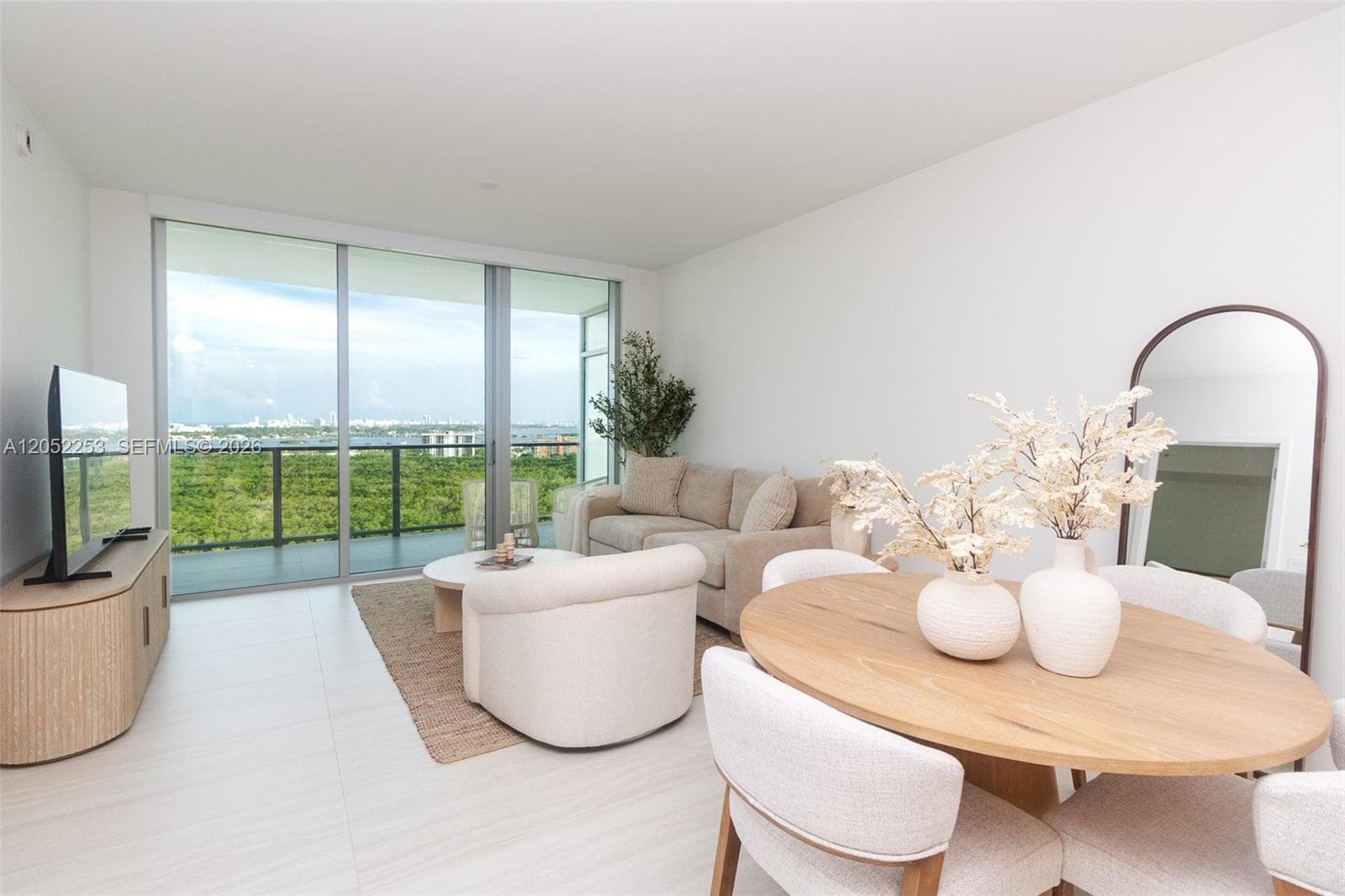 2411 Laguna Circle # 1704, North Miami, FL 33181 — zdjęcie 2