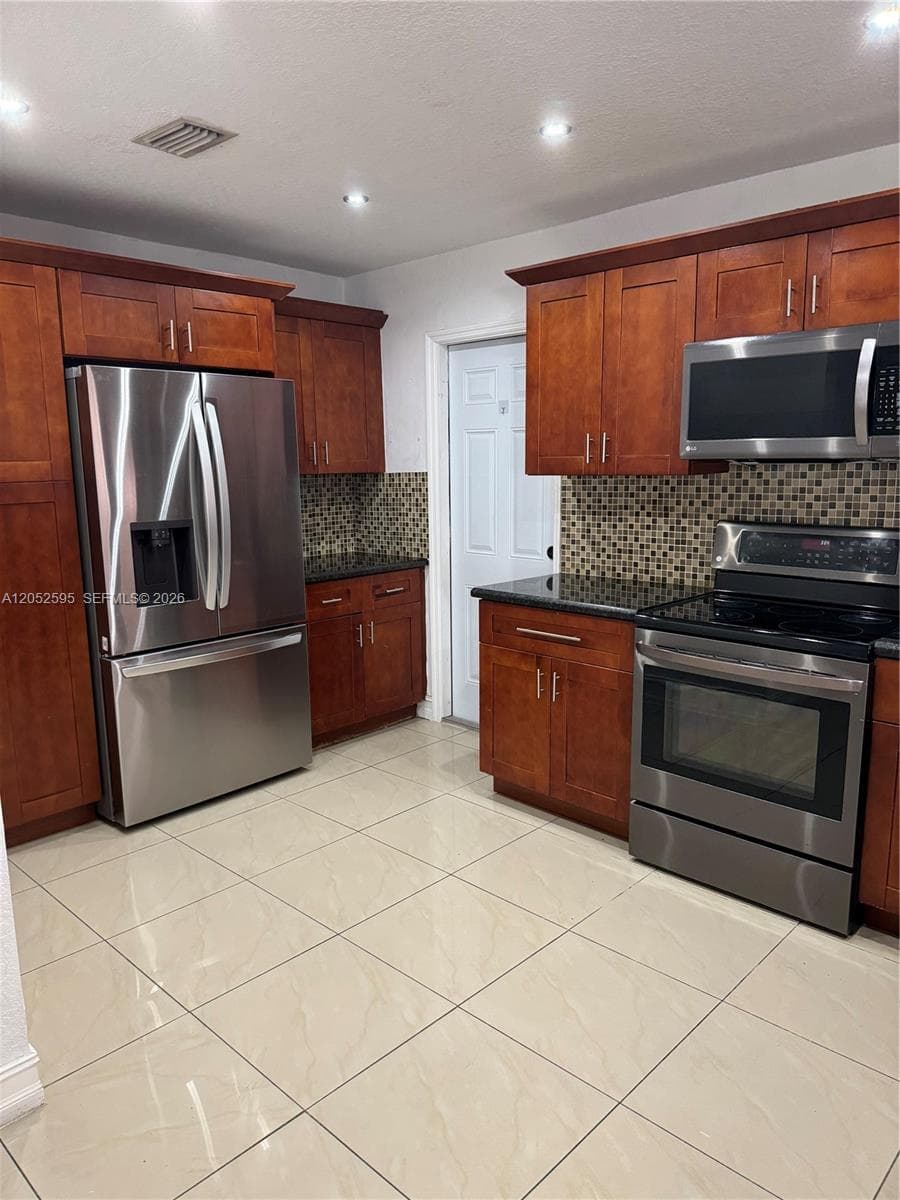 8240 NW 181st St # 1, Hialeah, FL 33015 — zdjęcie 2