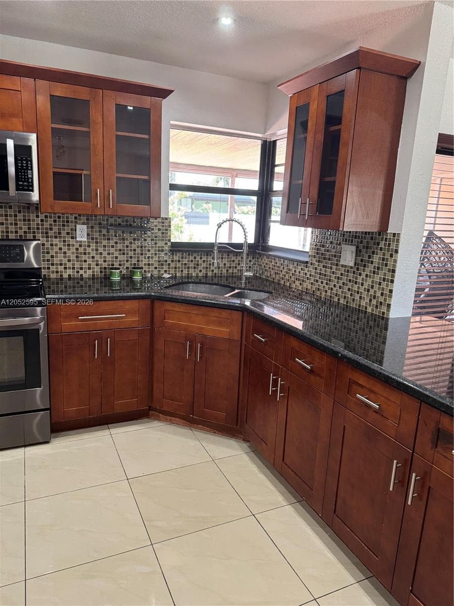 8240 NW 181st St # 1, Hialeah, FL 33015 — zdjęcie 3