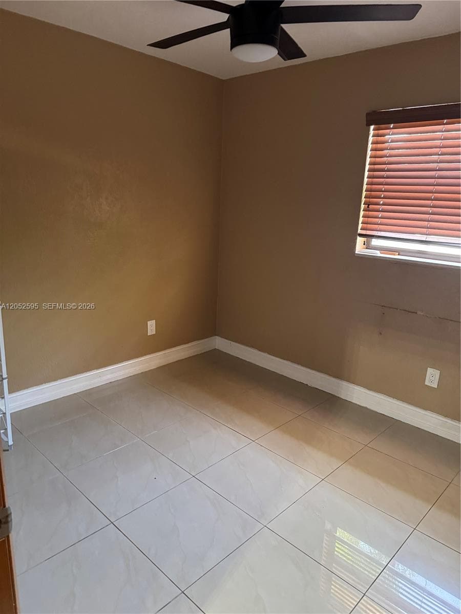 8240 NW 181st St # 1, Hialeah, FL 33015 — zdjęcie 5