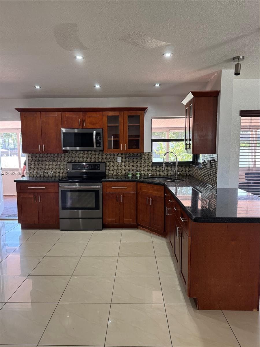8240 NW 181st St # 1, Hialeah, FL 33015 — zdjęcie 4