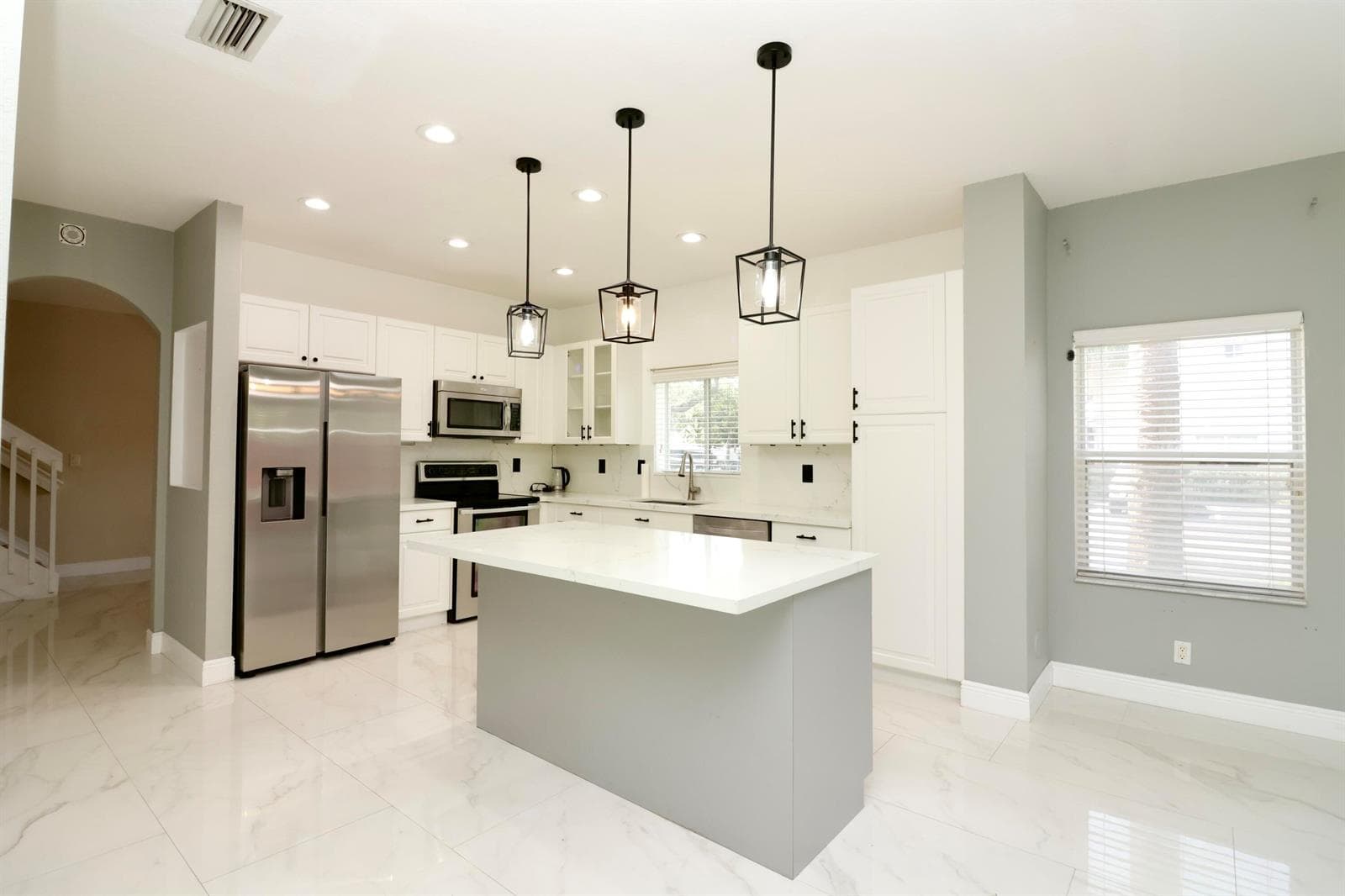 2952 NW 33RD Lane, Lauderdale Lakes, FL 33311 — zdjęcie 2