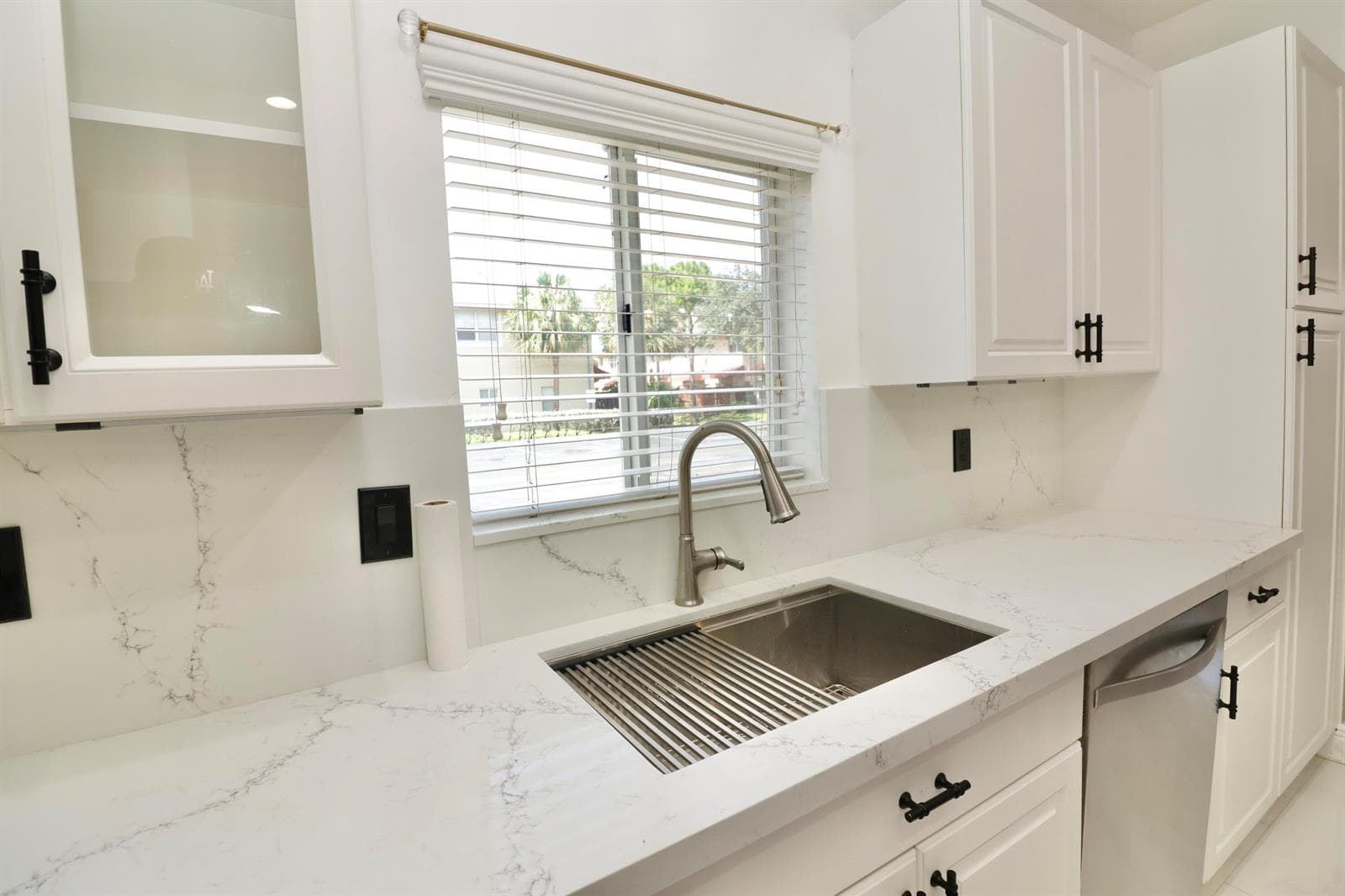 2952 NW 33RD Lane, Lauderdale Lakes, FL 33311 — zdjęcie 4