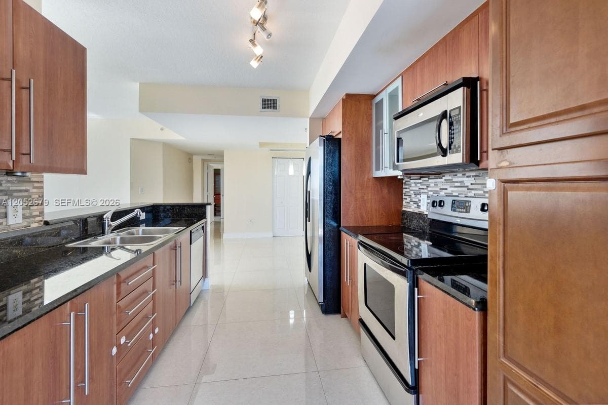 3232 SW 22nd St # 1701, Miami, FL 33145 — zdjęcie 3
