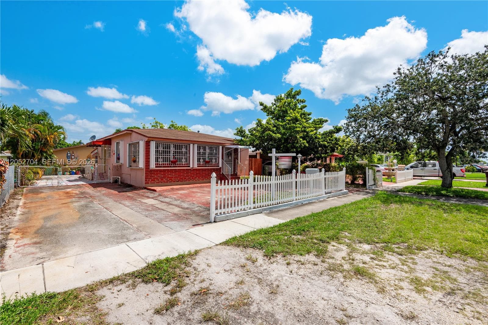 225 E 43rd St, Hialeah, FL 33013 — zdjęcie 2
