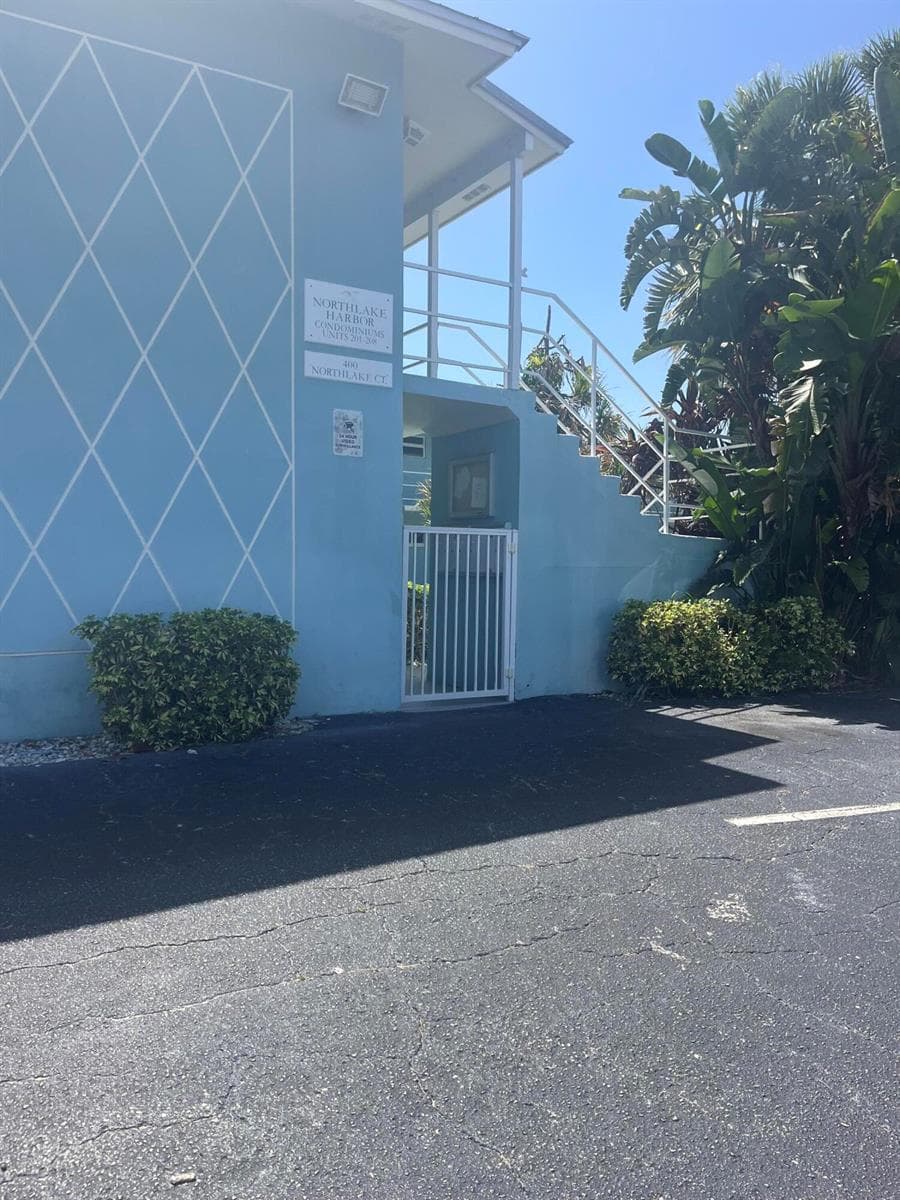 400 Northlake Court # 204, North Palm Beach, FL 33408