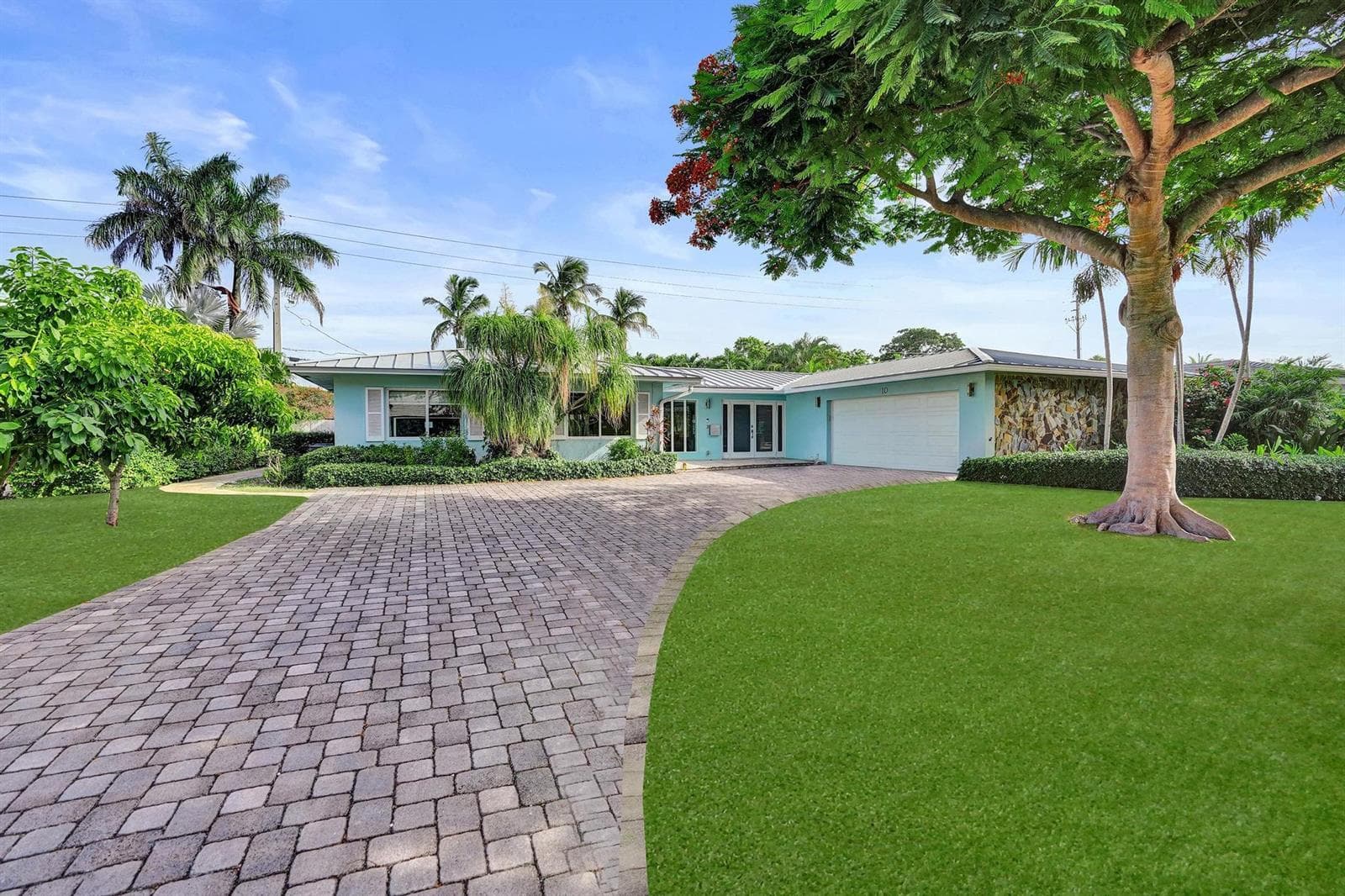 10 Minnetonka Road, Sea Ranch Lakes, FL 33308