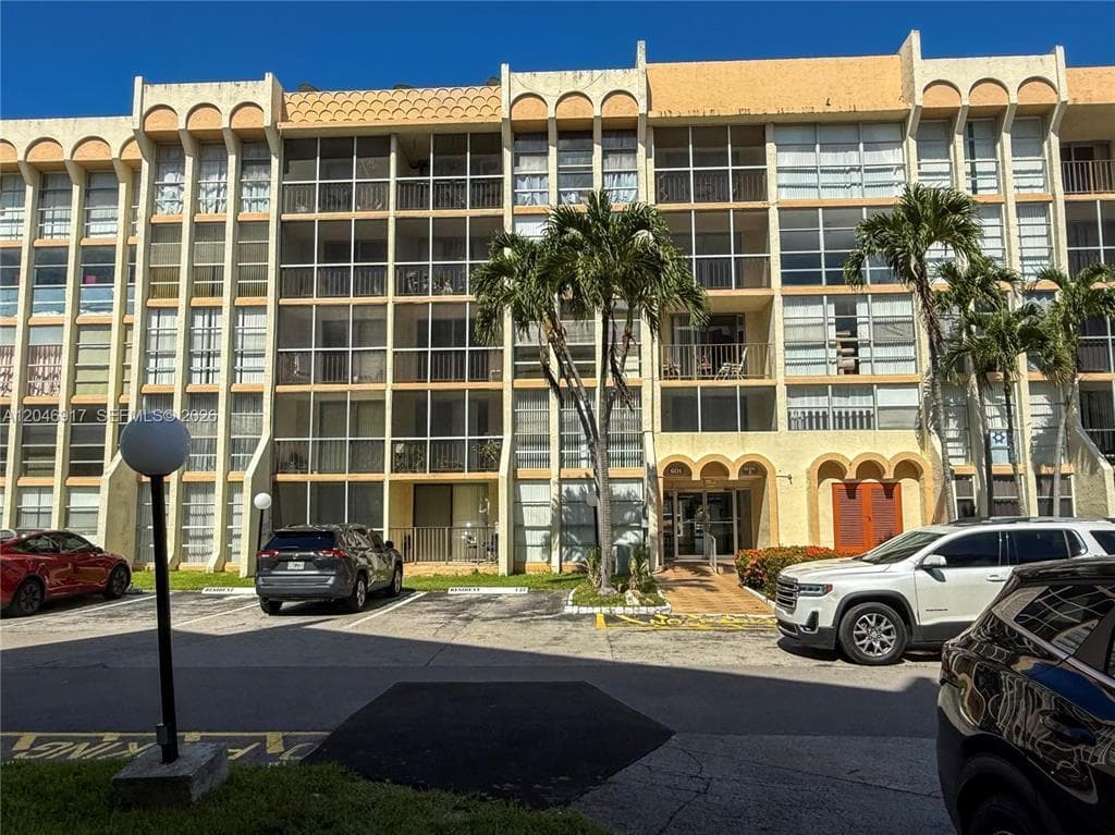 801 THREE ISLANDS Boulevard # 303, Hallandale Beach, FL 33009 — zdjęcie 2