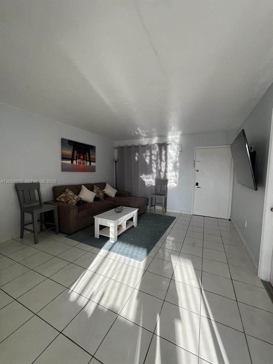 8615 NW 8th St # 414, Miami, FL 33126 — zdjęcie 2