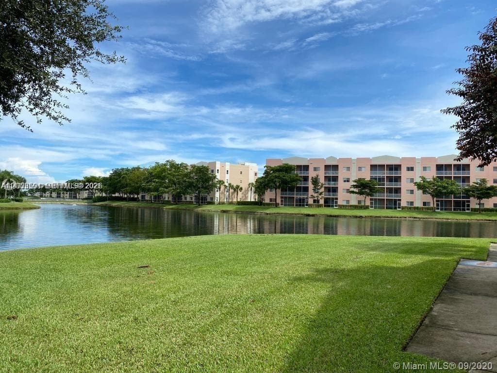 7980 N Nob Hill Rd # 102, Tamarac, FL 33321