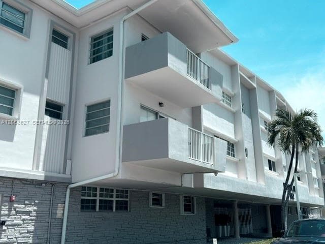 462 Golden Isles Dr # 203, Hallandale Beach, FL 33009