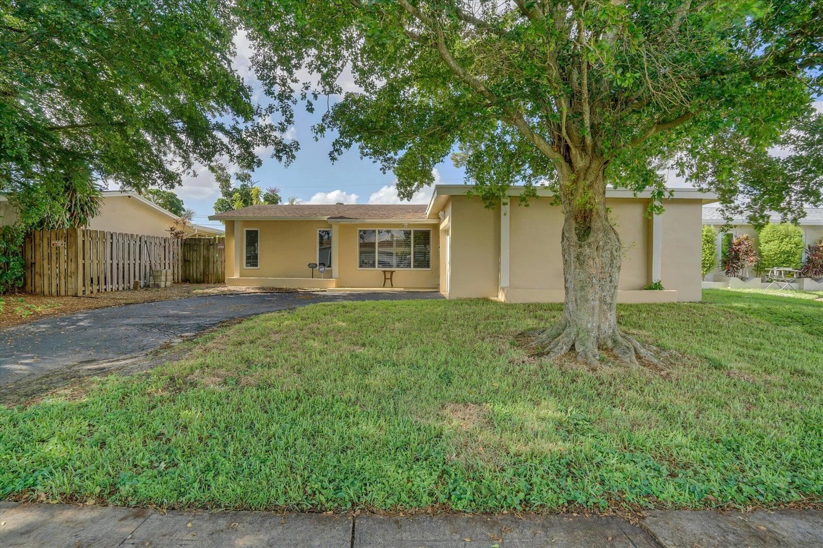 10270 NW 24TH Court, Sunrise, FL 33322 — zdjęcie 2