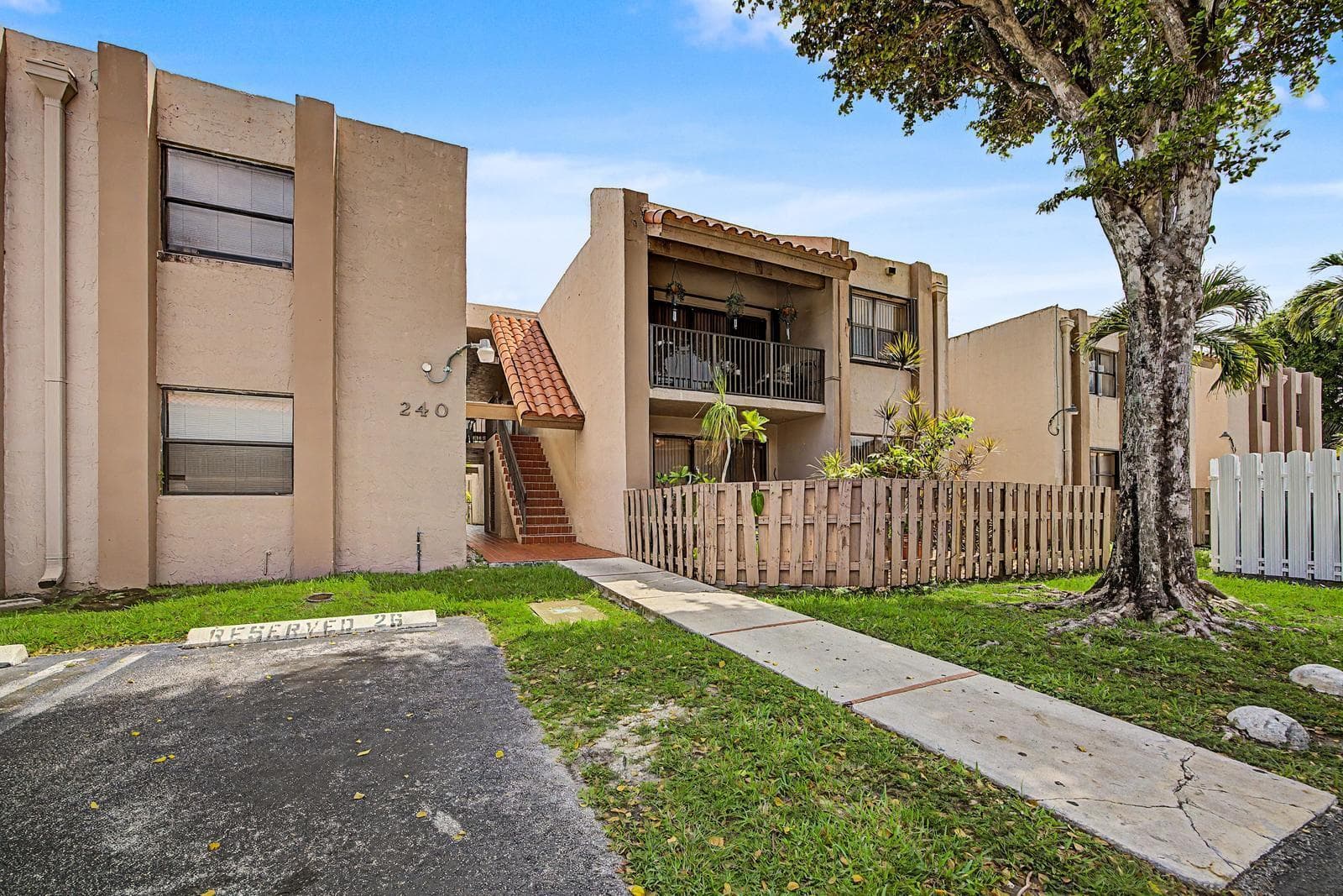 240 W Park Drive # 201-4, Miami, FL 33172