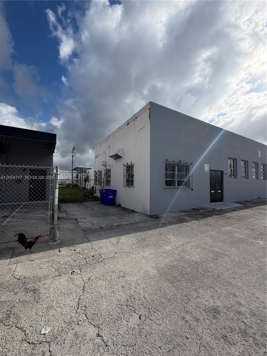 211 W 22nd St, Hialeah, FL 33010 — zdjęcie 2