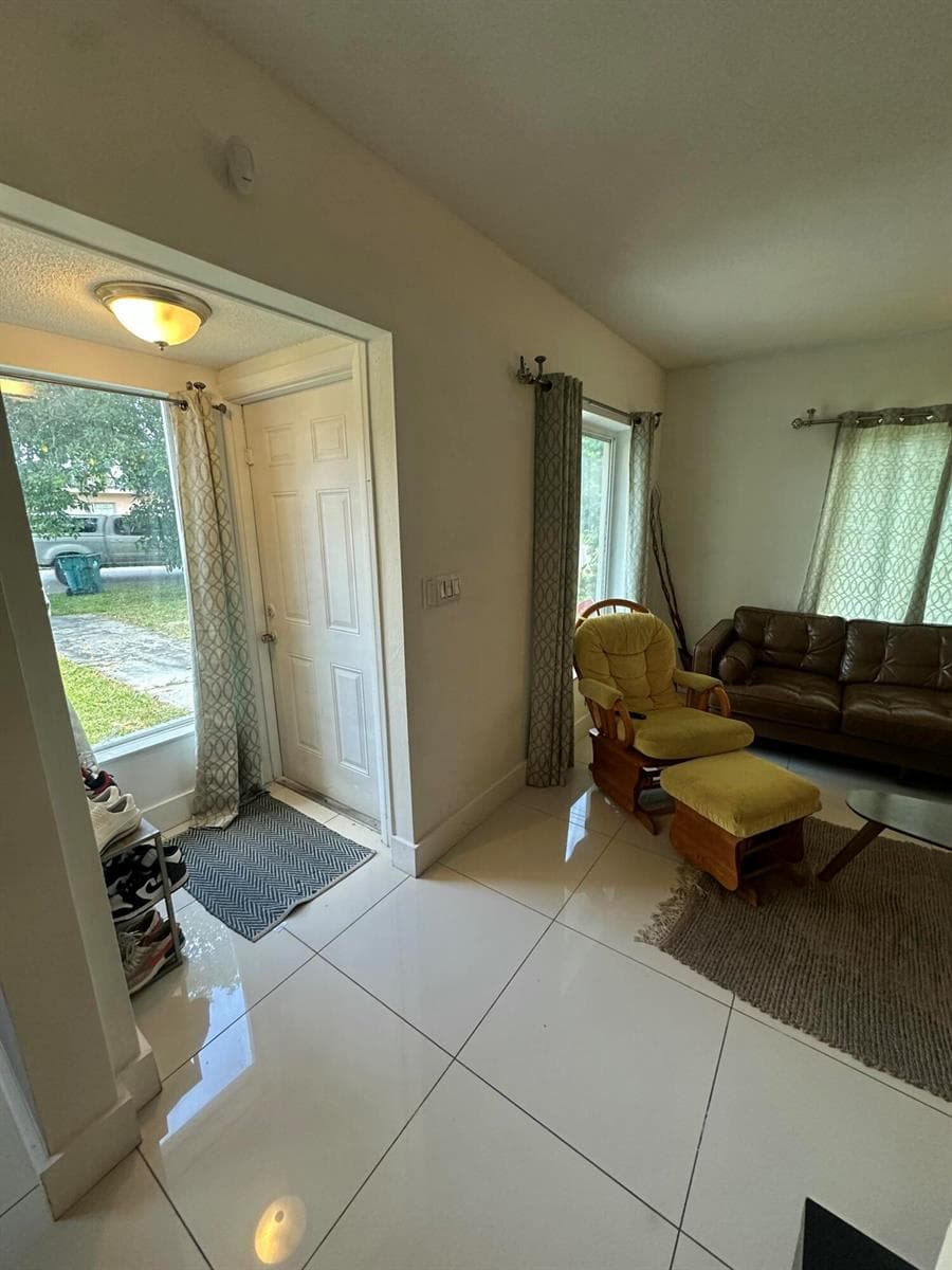 11150 Peachtree Drive, Miami, FL 33161 — zdjęcie 2