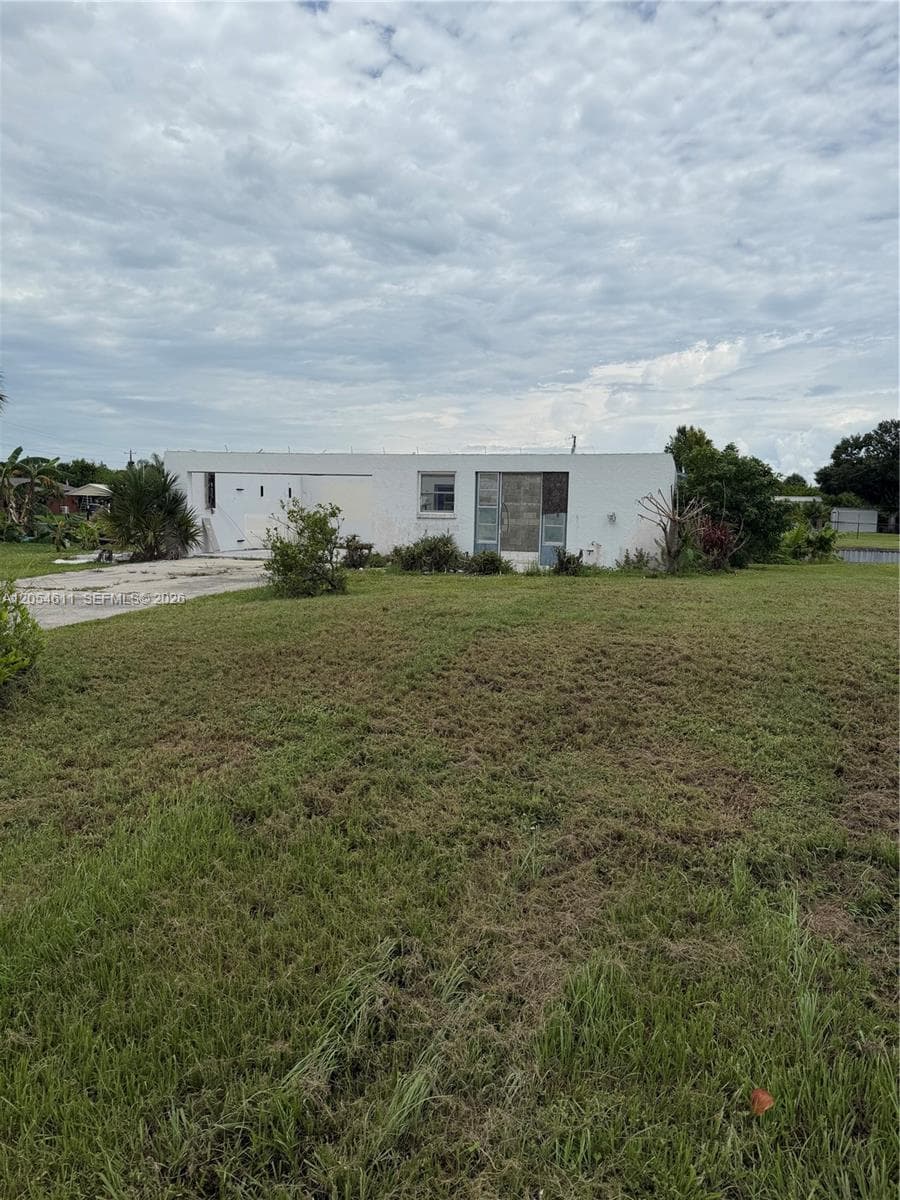 1053 Lantern Ln Okeechobee, Other City - In The State Of Florida, FL 34974