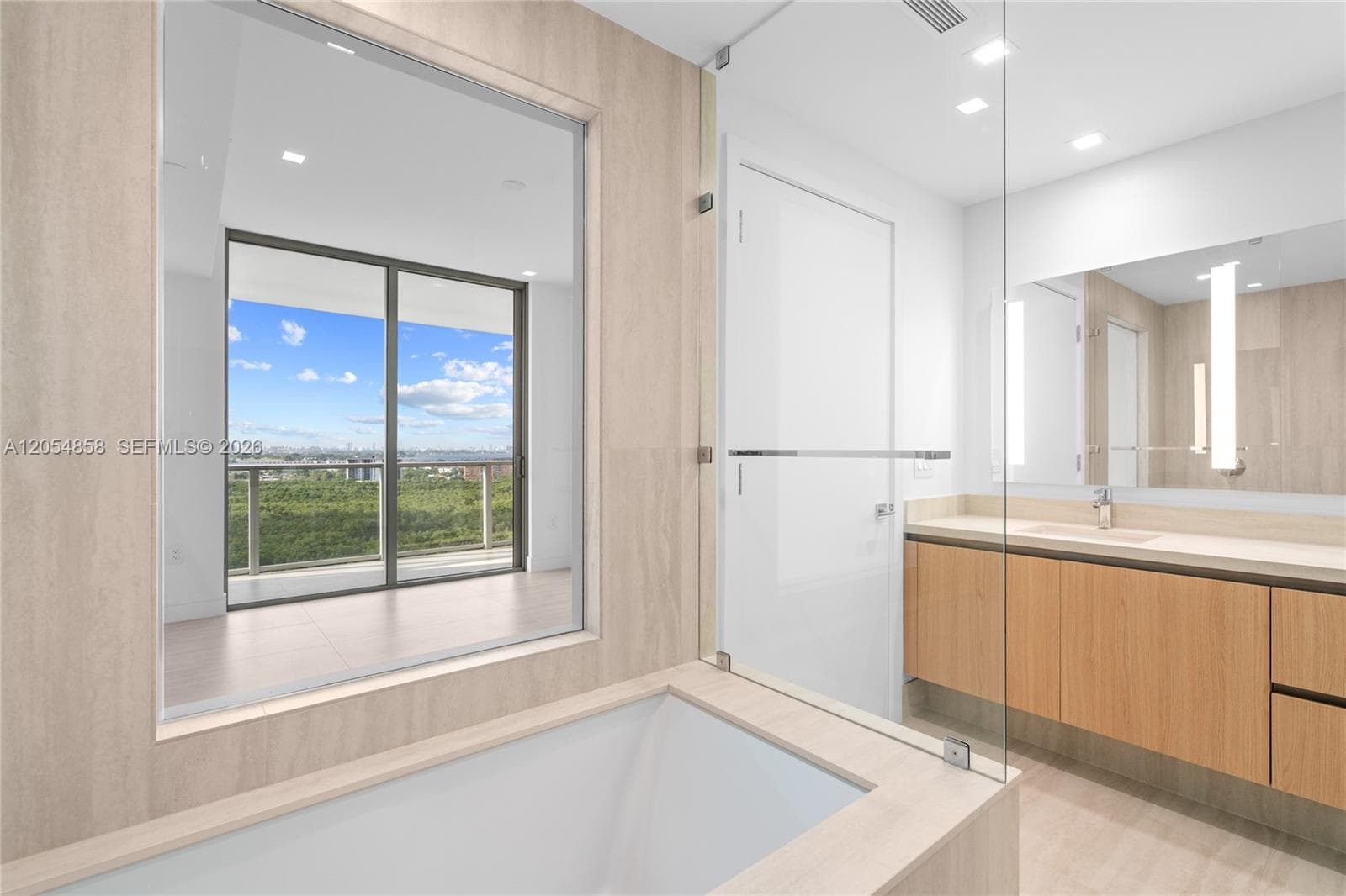 2411 Laguna Circle # 1604, North Miami, FL 33181 — zdjęcie 2