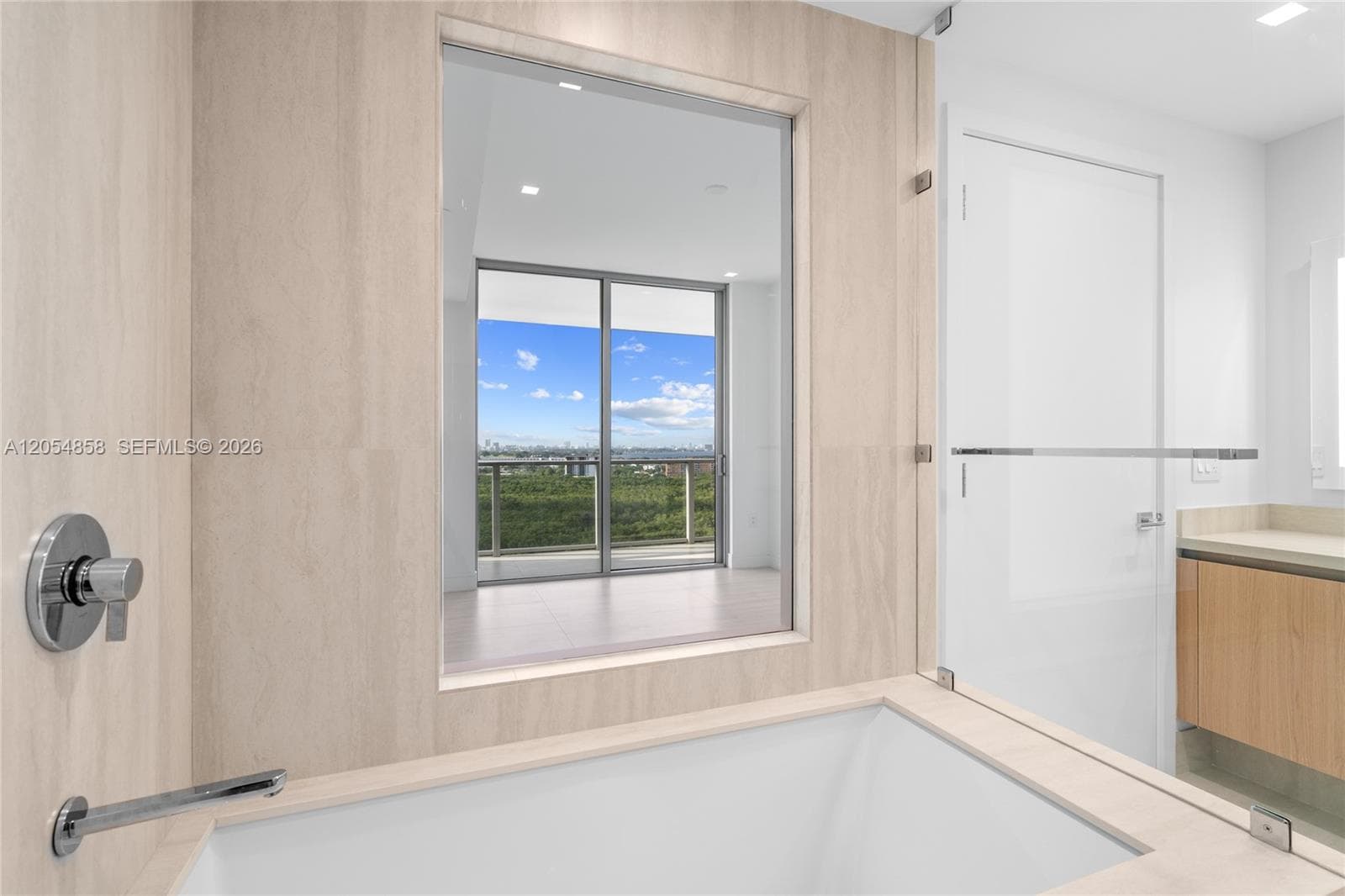 2411 Laguna Circle # 1604, North Miami, FL 33181 — zdjęcie 3