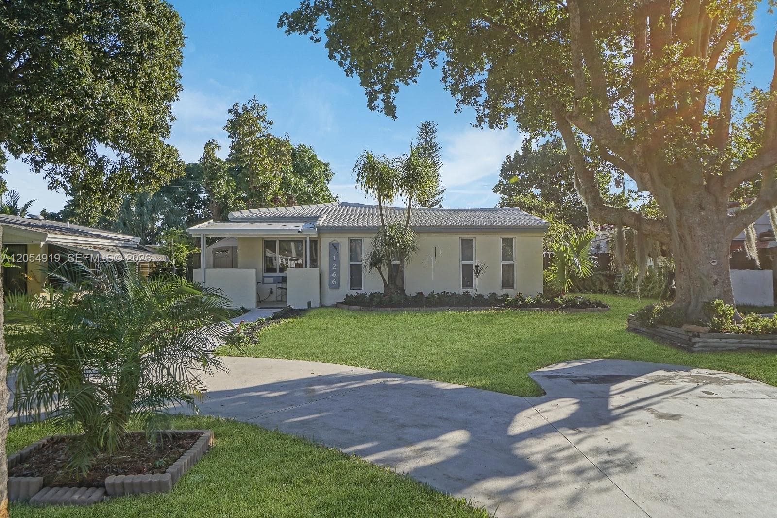 1266 NE 182nd St, North Miami Beach, FL 33162 — zdjęcie 2