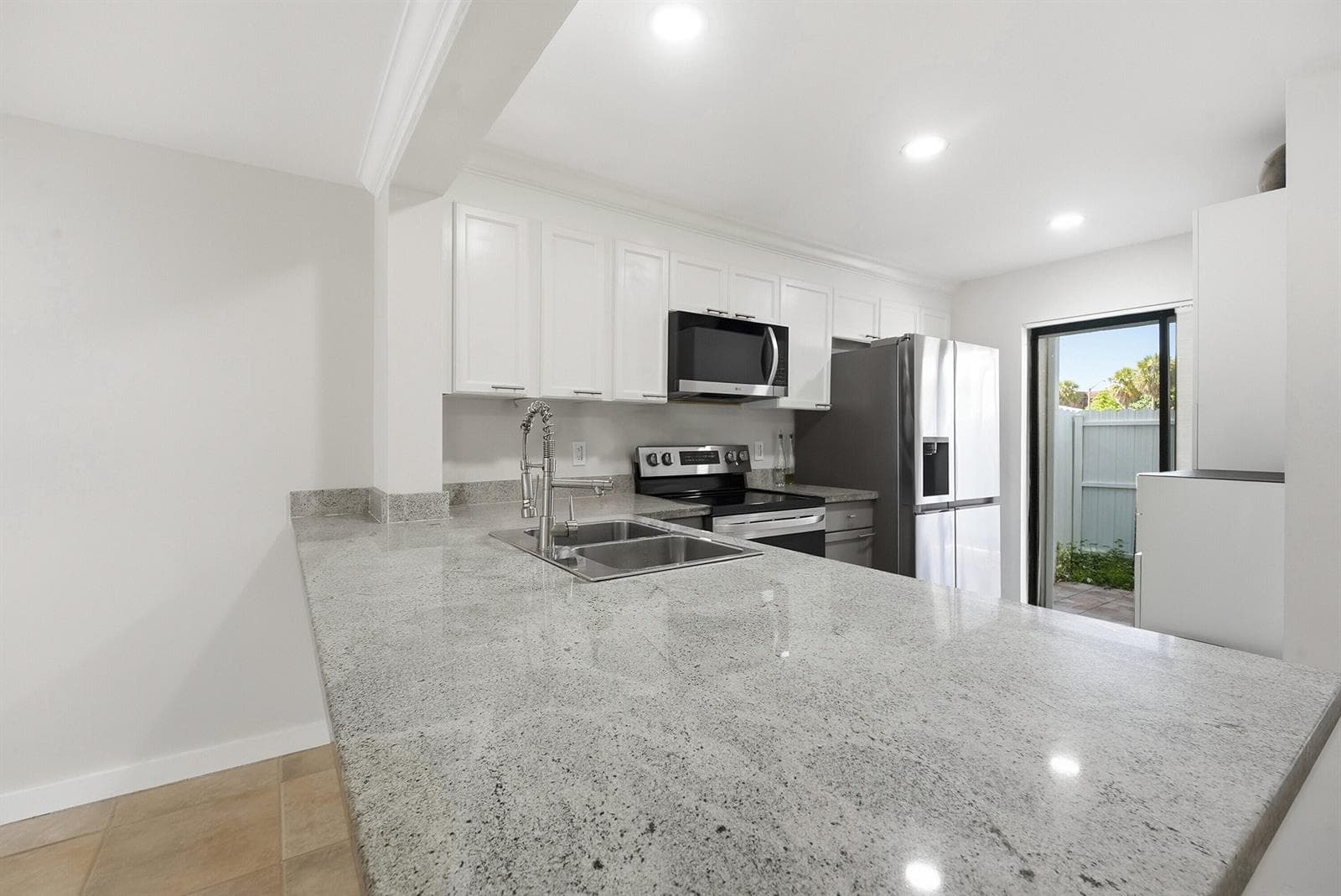 642 NE 195th Street, Miami, FL 33179 — zdjęcie 2