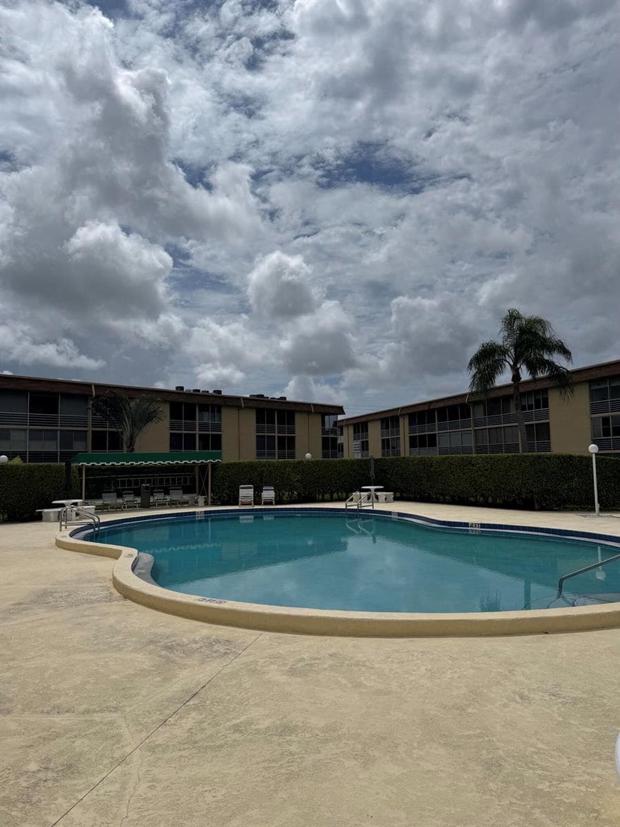 700 VILLAGE GREEN Court # 221, Palm Springs, FL 33461 — zdjęcie 2