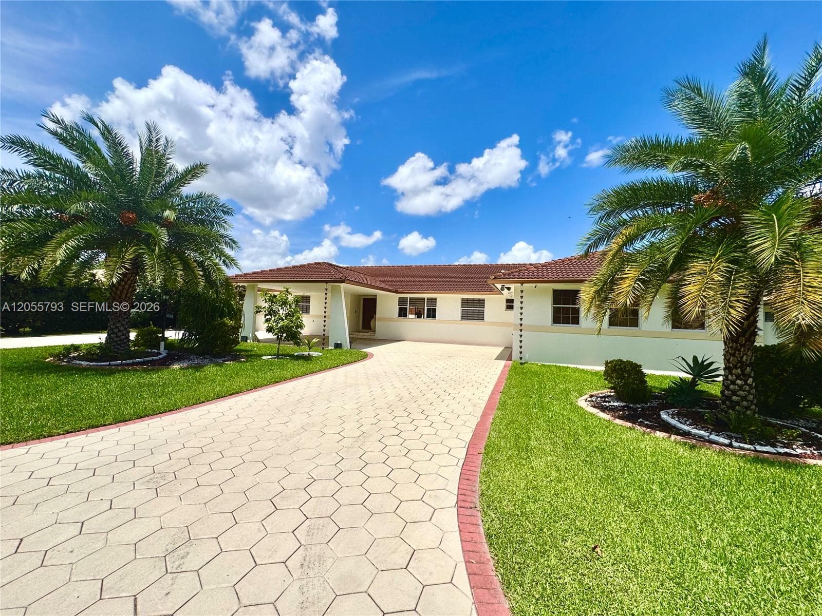 18701 Wentworth Dr, Hialeah, FL 33015 — zdjęcie 2