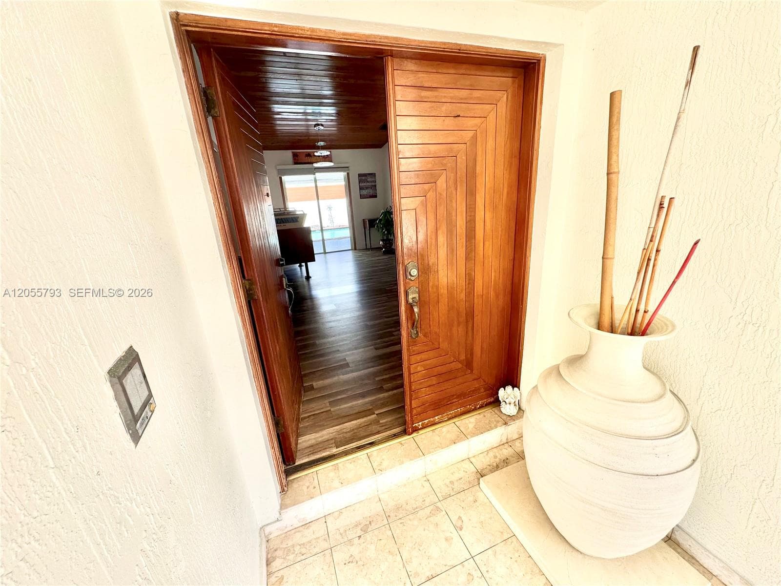 18701 Wentworth Dr, Hialeah, FL 33015 — zdjęcie 4