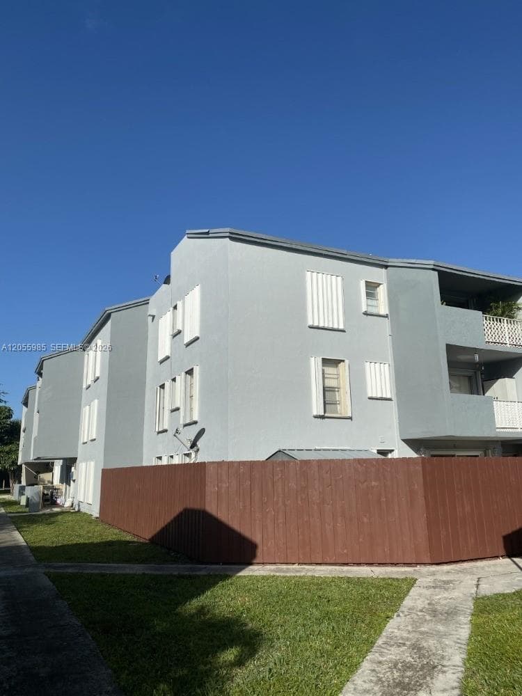 1725 W 60th St # F202, Hialeah, FL 33012 — zdjęcie 3