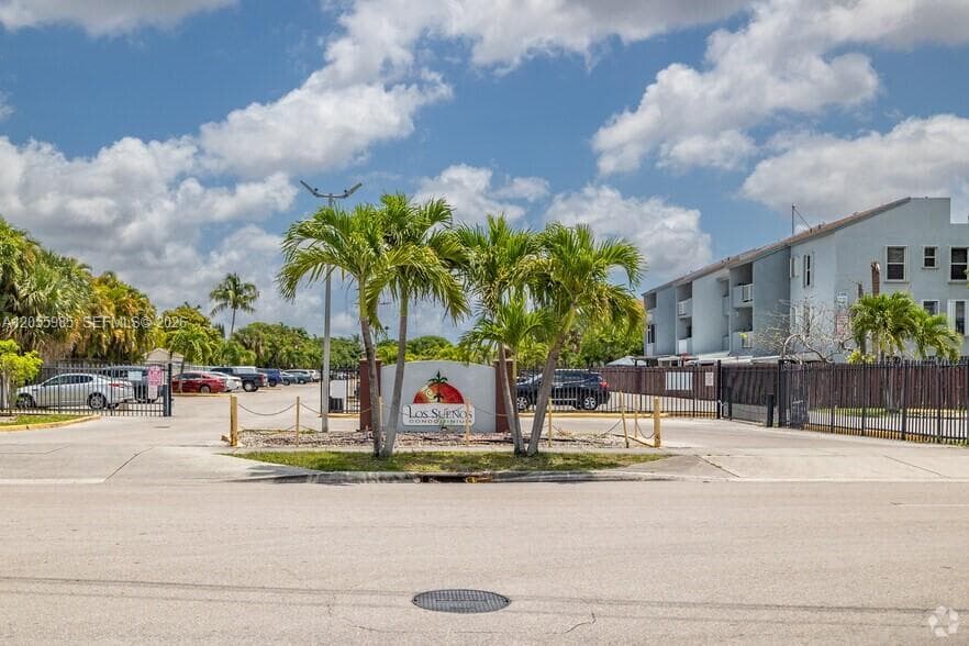 1725 W 60th St # F202, Hialeah, FL 33012