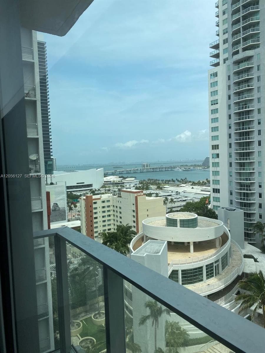 227 NE 2nd St # 1910, Miami, FL 33132 — zdjęcie 2