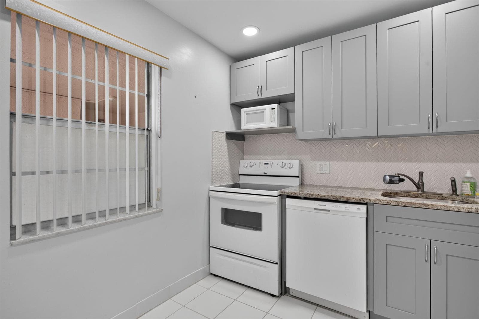 1030 Country Club Drive # 205, Margate, FL 33063 — zdjęcie 4
