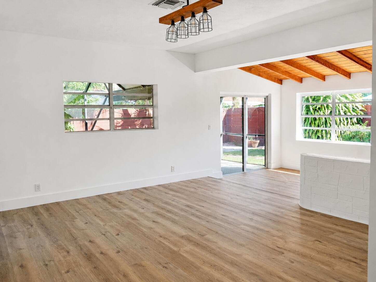 819 NE 2ND Court, Hallandale Beach, FL 33009 — zdjęcie 2