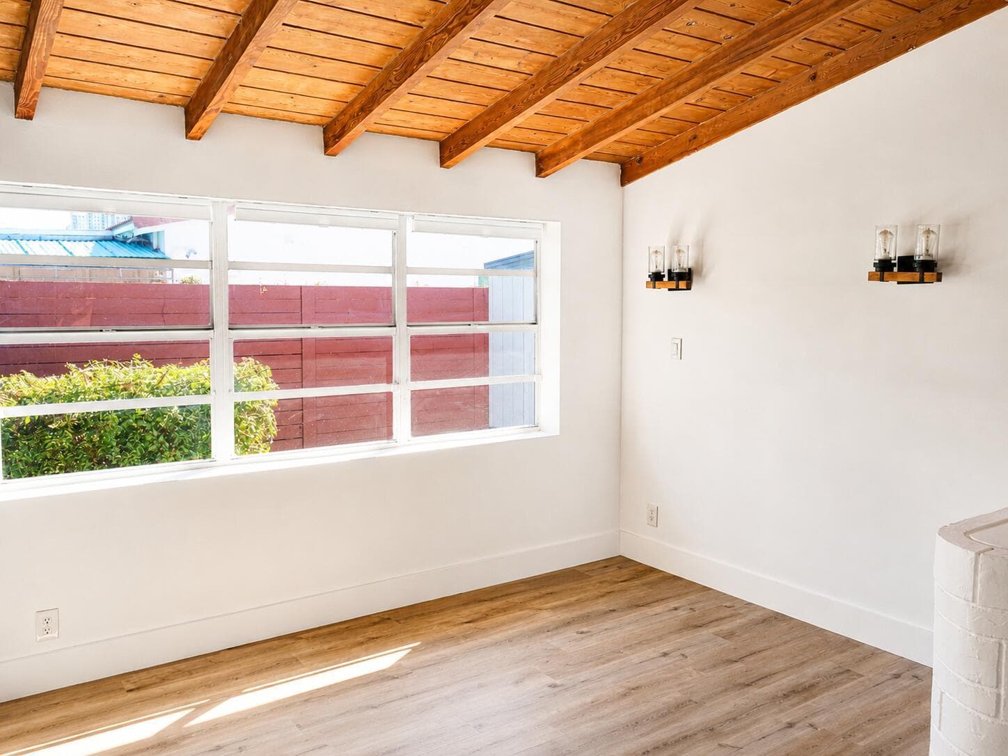 819 NE 2ND Court, Hallandale Beach, FL 33009 — zdjęcie 3